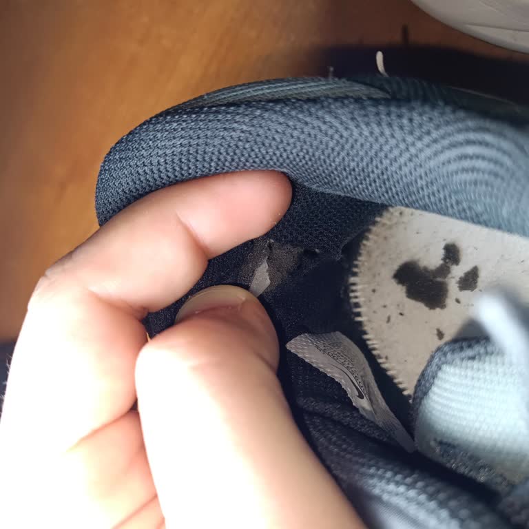 Nike Precision 6 Bruch der Fersenkunststoffe nach 1 Jahr, untragbar geworden