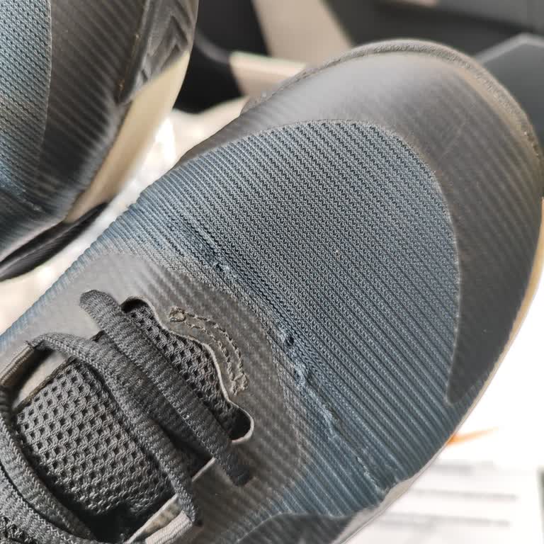 Nike Basketballschuh, Stoffrisse nach einmaligem Spiel, keine Kulanz von Nike