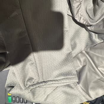 Nike Trainingsjacke nach 15 Tagen Fusseln und Verzug, keine Hilfe vom Service