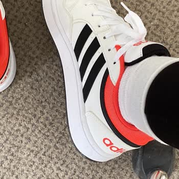 Deichmann Adidas Hoops 3.0 K nach einmaligem Tragen bereits starke Vergilbung sichtbar