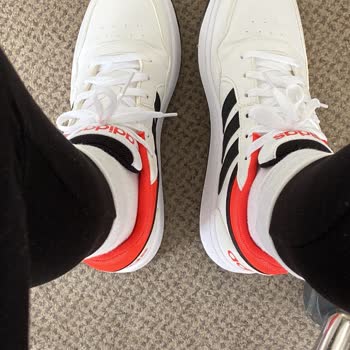 Deichmann Adidas Hoops 3.0 K nach einmaligem Tragen bereits starke Vergilbung sichtbar