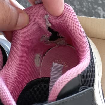 Deichmann Kappa Kinderschuh Fersenbereich nach wenigen Monaten stark beschädigt