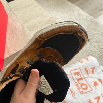 Lumberjack Botun İçindeki Sert Parça Kumaşı Yırttı, Garanti Kullanıcı Hatası Dedi