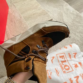 Lumberjack Botun İçindeki Sert Parça Ayakkabıyı Yırttı Değişim Ya Da İade İstiyorum