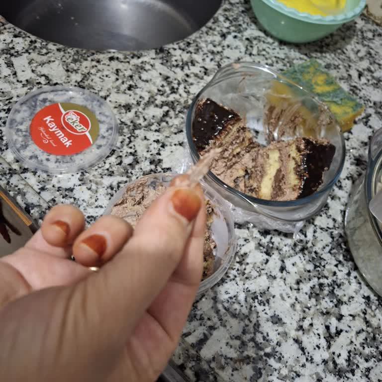 Pastadan Cam Parçası Çıktı, Annem Yaralandı!