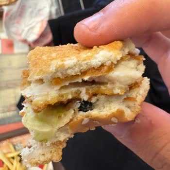 Burger King Menüde Ekmeğin İçinden Çıkan Şüpheli Cisim Şoku