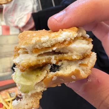 Burger King Menüde Ekmeğin İçinden Çıkan Şüpheli Cisim Şoku