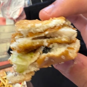 Burger King Menüde Ekmeğin İçinden Çıkan Şüpheli Cisim Şoku