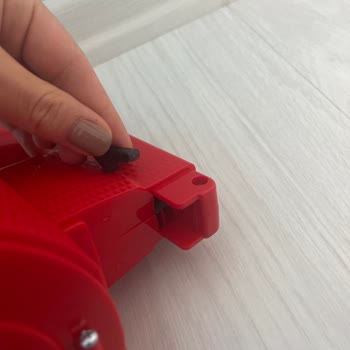 Fantom El Süpürgesinin Toz Haznesi Tırnağı Hemen Kırıldı, Kullanamıyorum