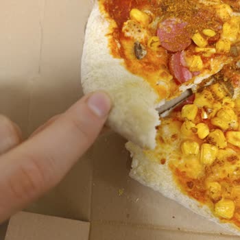 Hastaneye Gelen Siparişte Neredeyse Pişmemiş Pizza Hayal Kırıklığı Yarattı