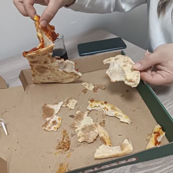 Hastaneye Gelen Siparişte Neredeyse Pişmemiş Pizza Hayal Kırıklığı Yarattı