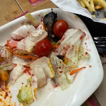 Yanık Tavuk Ve Kötü Salata Deneyimi Hayal Kırıklığı Yarattı