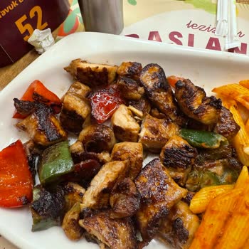 Yanık Tavuk Ve Kötü Salata Deneyimi Hayal Kırıklığı Yarattı