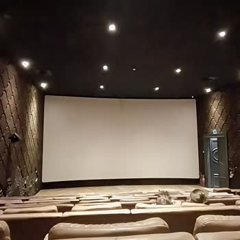 Sinemada Perdenin Ortasındaki Leke İzleme Keyfini Bozdu