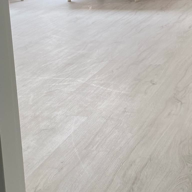 Terra Clik Laminant En Ufak Hareketle Çiziliyor, Firma Çözüm Sunmuyor