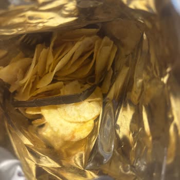 Cips Paketinden Karton Parçası Çıktı