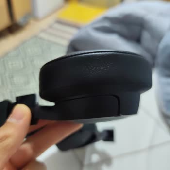 Kulaklıkta Sağ Ped Tam Kapanmıyor Ve Hareketi Kısıtlanıyor