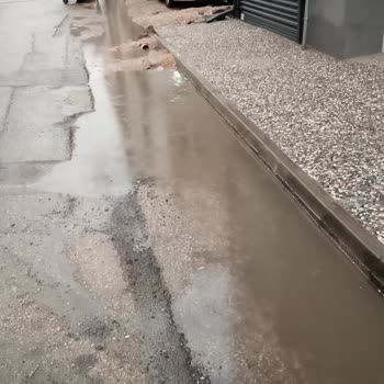 Eskişehir Tepebaşı Belediyesi Zafer Mahallesi Fenerler Sokak'ta Tehlikeli Yol Çökmesi!