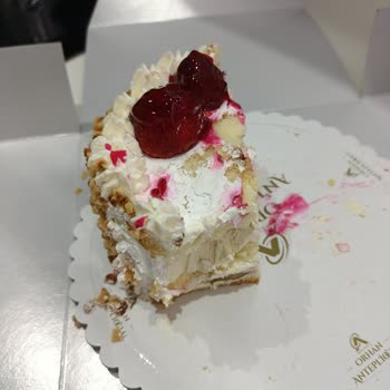 Satın Alınan Yaş Pastadan Metal Tel Çıkması Ve Güven Sorunu