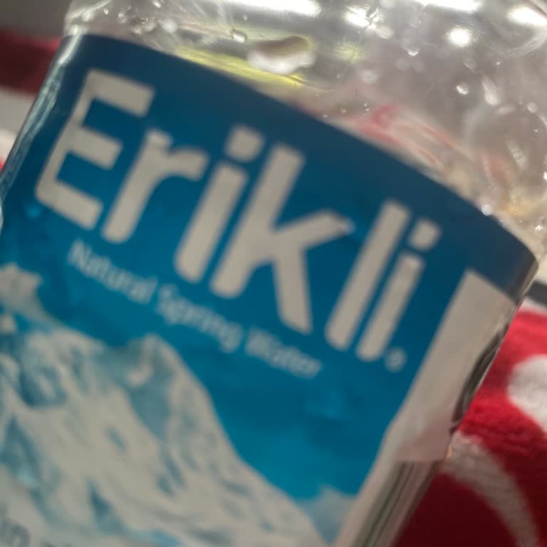 Erikli Küçük Şişe Suda Kötü Koku Ve Tat Sorunu