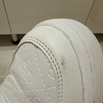 Guess Marka Ayakkabıda Kısa Sürede Çizik Ve Kıvrılma Sorunu