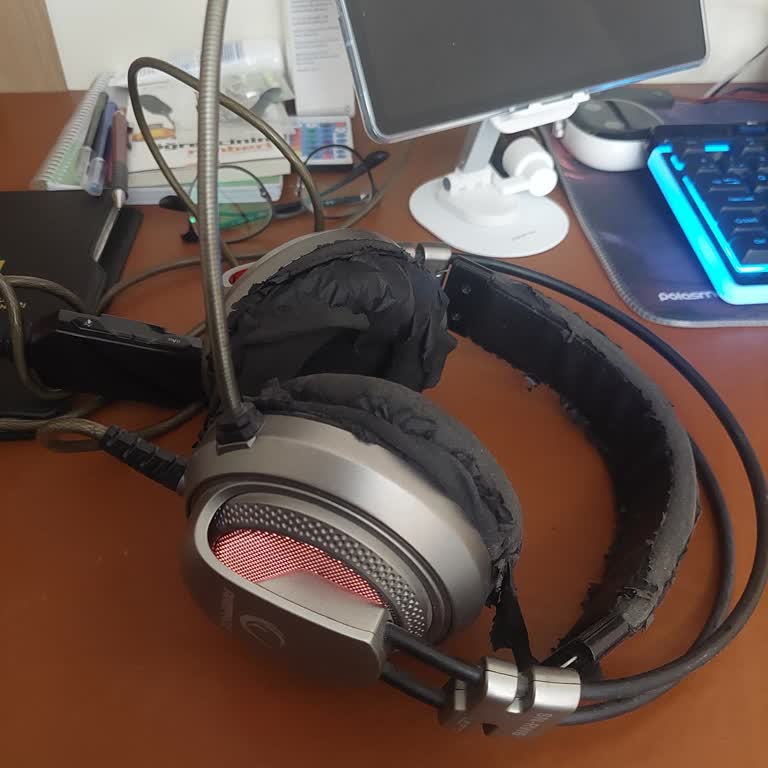 Kulaklık Derileri Hızla Dökülüyor, Yedek Parça Bulunamıyor