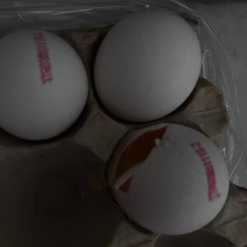 Şok Market'ten Bozuk Ve Yanıltıcı Yumurtalar: Sağlığımız Tehlikede!