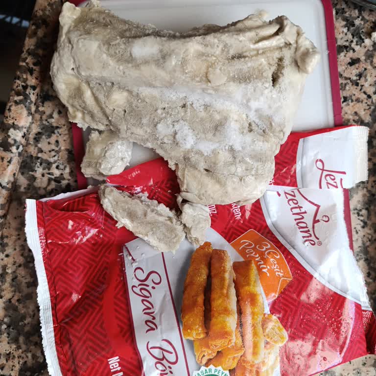 BİM'den Alınan Sigara Böreğinde Kötü Malzeme Hayal Kırıklığı Yarattı