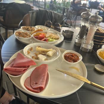 Kahvaltıda Hayal Kırıklığı Ve Yetersiz Hizmet Deneyimi