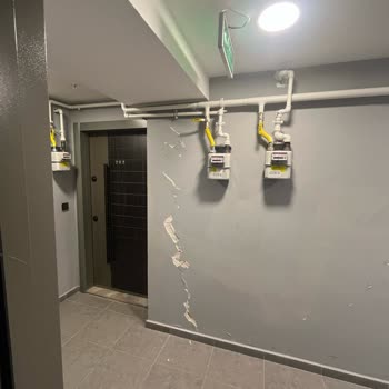 Deprem Sonrası Hasarlı Binada Asansör Sorunu Nedeniyle Taşınamıyoruz