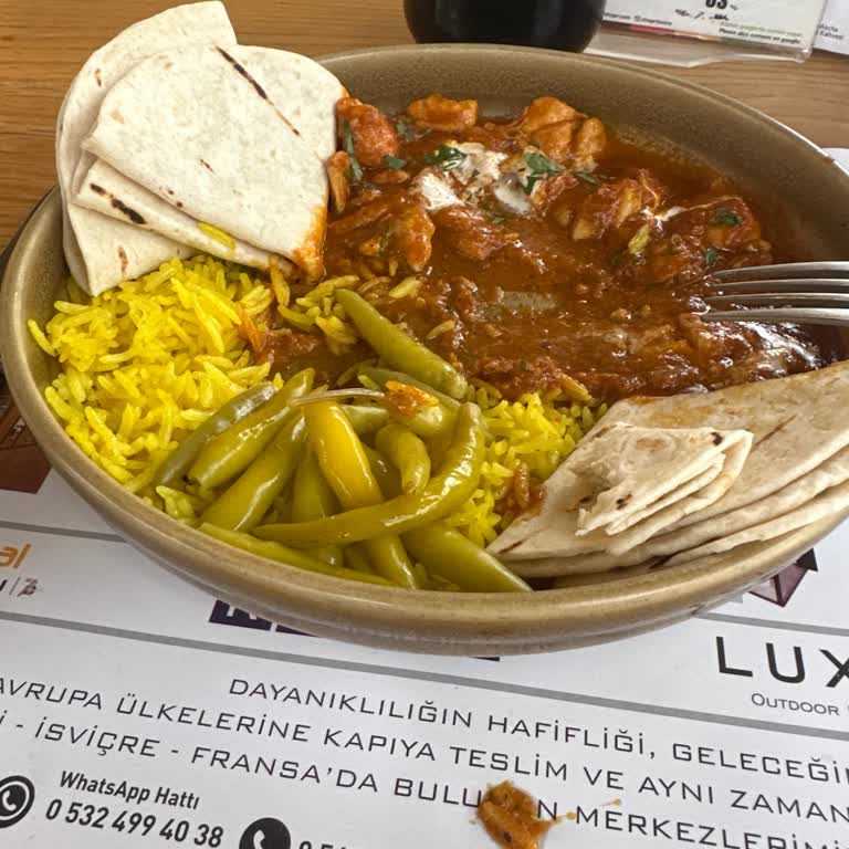 Dikkatsiz Hizmet Ve Lezzetsiz Yemek Deneyimi