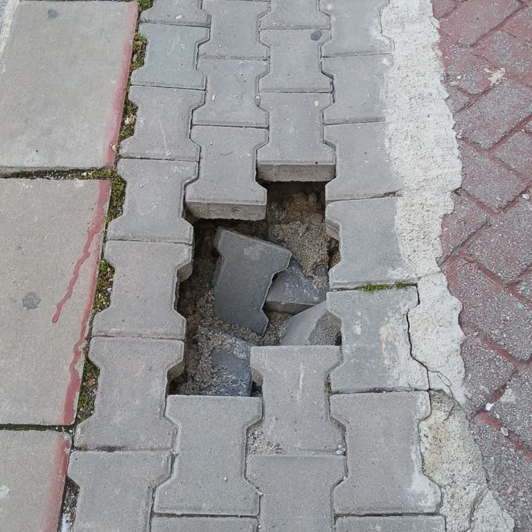 Mahallemizde Çöken Kaldırım Yayaları Mağdur Ediyor