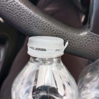 Saka Su Şişelerinde Üretim Hatası Nedeniyle İçme Zorluğu