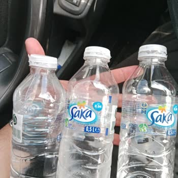 Saka Su Şişelerinde Üretim Hatası Nedeniyle İçme Zorluğu