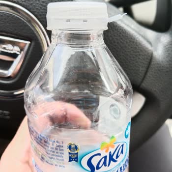 Saka Su Şişelerinde Üretim Hatası Nedeniyle İçme Zorluğu