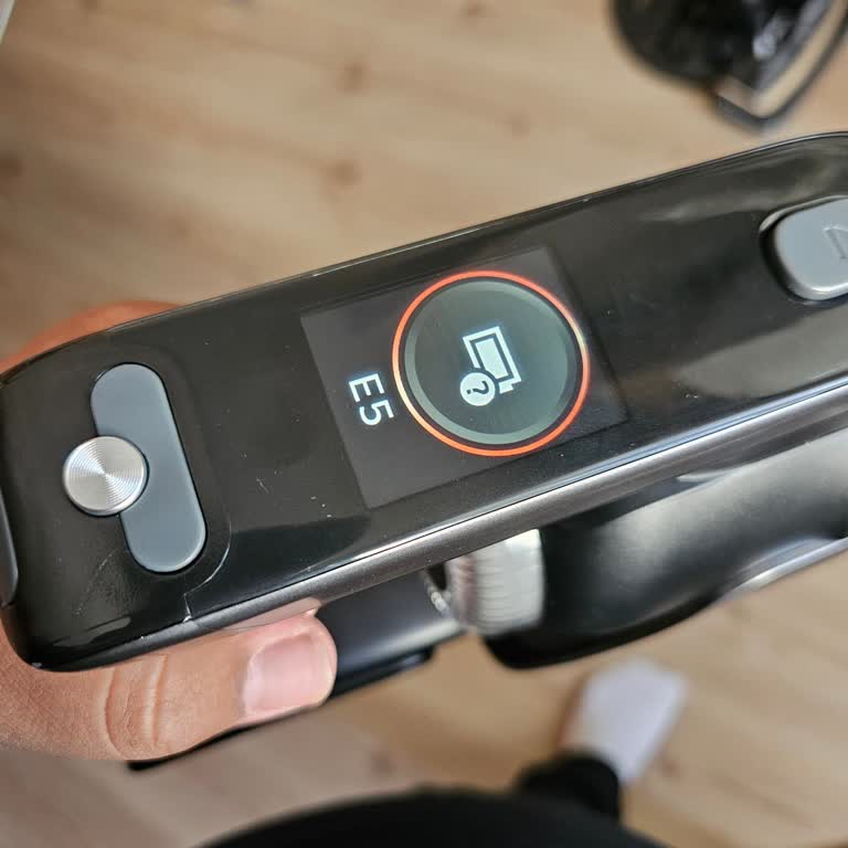 Philips 9000 Dikey Süpürge 4 Gün İçinde E5 Hatası Verdi