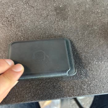 Apple Refuses to Replace My MagSafe Wallet That Wore Out in Just 6 Months