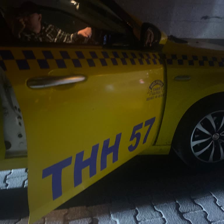 Taksici, Yolcunun Fiziki Görünüşüyle Alay Etti!