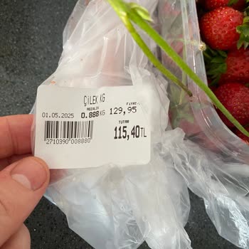 Okyanus Markette Taze Görünen Çileklerin Altından Çürükler Çıktı