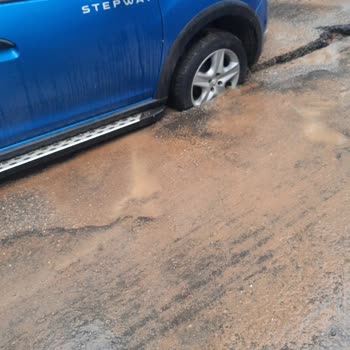 Kazı Sonrası Açık Çukurlar Mahalle Sakinlerini Tehlikeye Atıyor