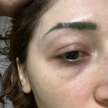 Maybelline Kaş Ürünü Kahverengi Yerine Yeşil Renk Verdi