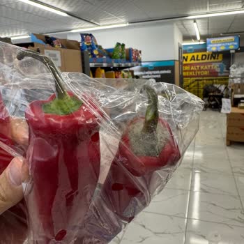 A101 Şubesinde Küflü Ve Bozuk Kırmızı Biber Satışı Endişesi