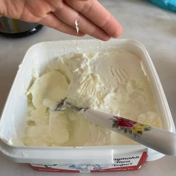 BİM Yoğurdun İçinden Uzun Beyaz Yabancı Madde Çıktı