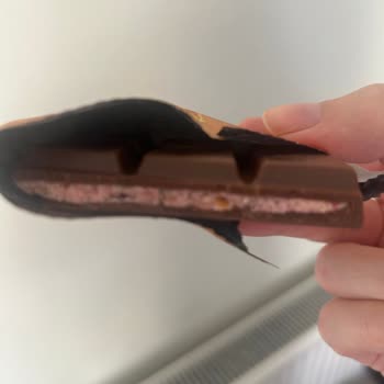 Aldığım Krokanlı Çikolatanın İçinden Farklı Dolgulu Çikolata Çıktı