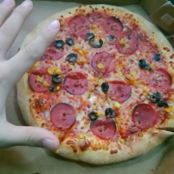 Domino's Pizza'da Orta Boy Yerine Küçük Boy Pizza Şoku