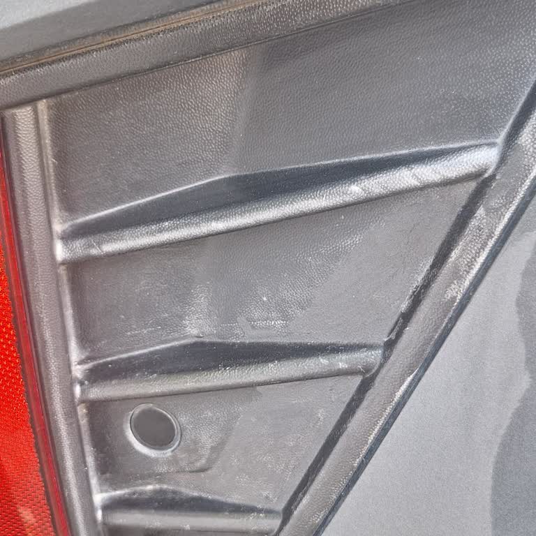 Arka Sis Farı Çerçevesinde Renk Solması Ve Servis İlgisizliği