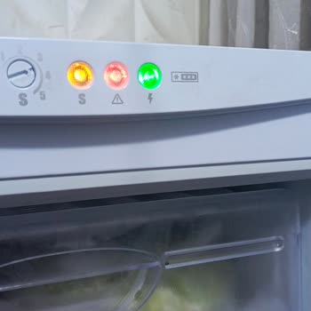 Dikey Derin Dondurucuda Sürekli Yanan Uyarı Işıkları ve Bilgilendirme Talebi