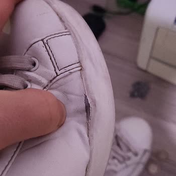 Guess Marka Ayakkabılarda Kısa Sürede Deri Ve Boya Sorunları
