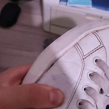 Guess Marka Ayakkabılarda Kısa Sürede Deri Ve Boya Sorunları