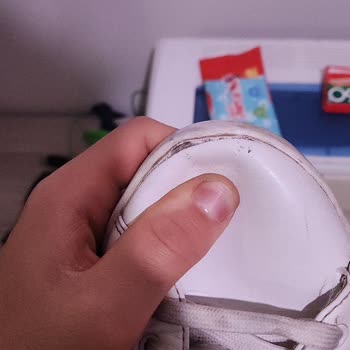 Guess Marka Ayakkabılarda Kısa Sürede Deri Ve Boya Sorunları